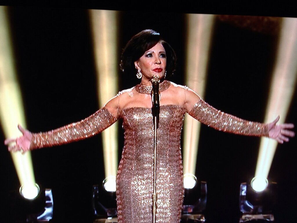 dsb-shirley-bassey-performance-gold-dress-oscars-2013-4